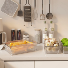 Organizadores com rodas new retrô na bancada da cozinha com legumes e verduras.