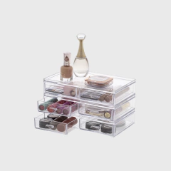 3 caixas organizadoras P empiljhadas com itens cosméticos.