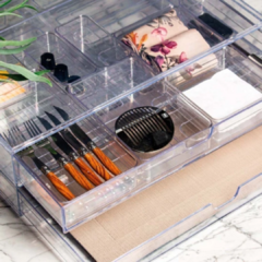 Organizador Empilhável para sousplat e jogo americano na mesa com talheres, guardanapos de pano e itens de mesa posta dentro.
