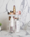 Organizador de Cosméticos Giratório Elegance na bancada do banheiro com produtos cosméticos.