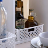 Cesto organizador quadrado com garrafas dentro, ideal para organização de espaços.