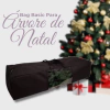 Bag organizadora preta para árvore de Natal, com janela transparente mostrando a árvore dentro, ao fundo um pinheiro decorado.