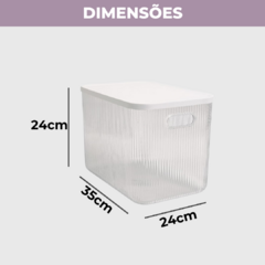 Caixa organizadora canelada com tampa, medidas de 24cm de altura, 35cm de comprimento e 24cm de largura.