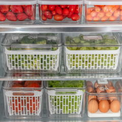 Organizadores de Geladeira Dry com cestos na geladeira com frutas, hortaliças e legumes.