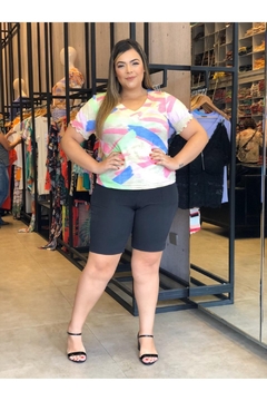 BLUSA ESTAMPADA COM FRANZIDO NA MANGA PLUS SIZE