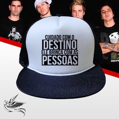 BONÉ CUIDADO COM O DESTINO ELE BRINCA COM AS PESSOAS