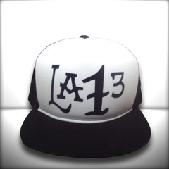 BONÉ CHARLIE BROWN JR LA 13 ABA RETA