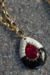 Collar Amon B&N piedra roja en internet