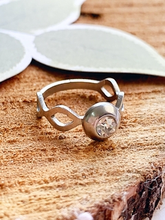 Anillo plateado de acero quirurgico y cristal HELEN en internet