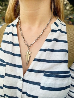 Collar cadena plateada con dije ANOUK - Gabriella Capucci