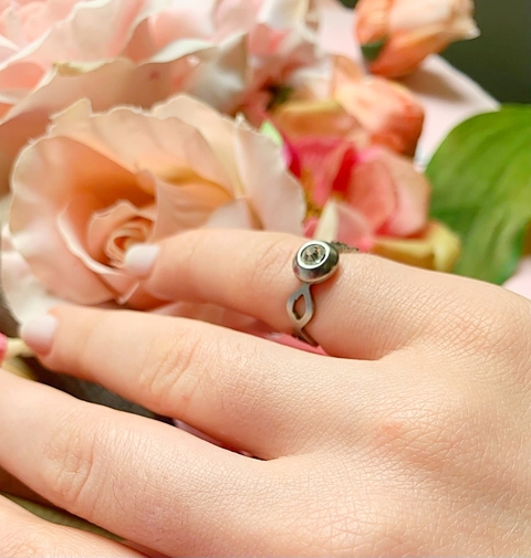 Anillo plateado de acero quirurgico y cristal HELEN - comprar online