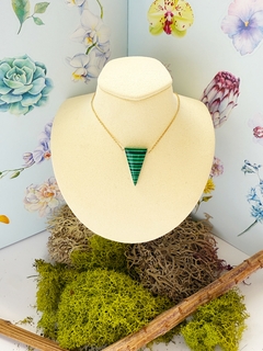 Collar con dije triangular verde JANE en internet