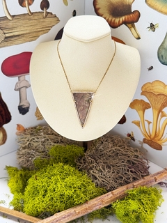 Collar con dije triangular TIANA en internet