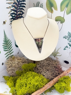 Collar con dije triangular AMANDA en internet