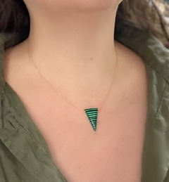 Collar con dije triangular verde JANE - Gabriella Capucci
