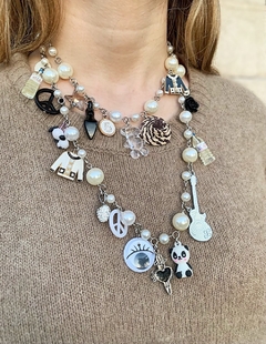 Collar con dijes blancos y negros IOANA en internet