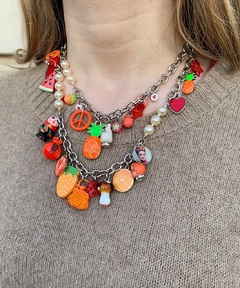 Collar con dijes naranjas AGNES en internet