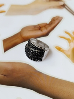Anillo de cristales negros LARINA - Gabriella Capucci