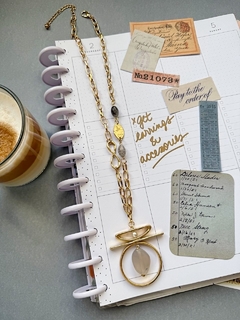 Collar dorado con piedra rose MELANIE en internet