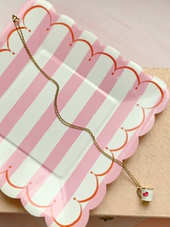 Collar dorado con dije de taza KATHY - comprar online