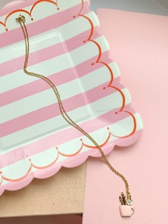 Collar dorado con dije de lapicero ALESSANDRA - comprar online