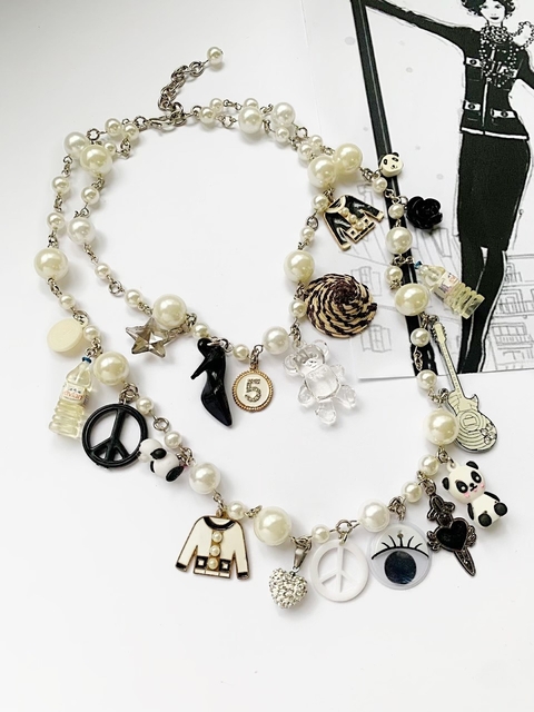 Collar con dijes blancos y negros IOANA