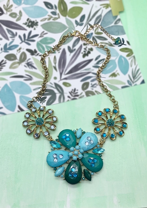Collar dorado de flores celestes LIZ - comprar online