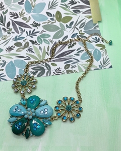 Collar dorado de flores celestes LIZ - tienda online