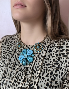 Collar dorado de flores celestes LIZ en internet
