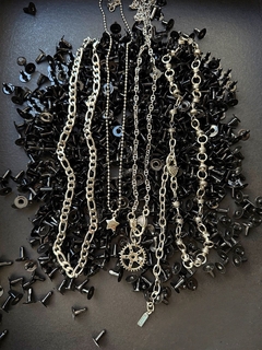 Collar cadena plateada con dije SHIRLEY - tienda online