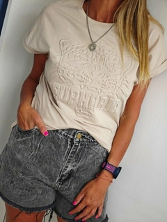 Remera Euphoria con relieve en internet