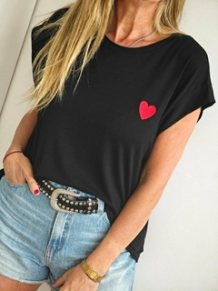 Remera manga japonesa detalle corazón - comprar online