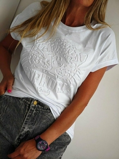 Remera Euphoria con relieve