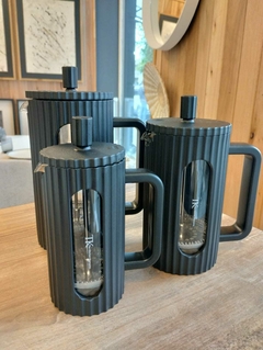 Imagen de CAFETERA FRANCESA NEGRA ACANALADA
