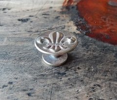 Botão Flor de Lis para adornos diversos - comprar online