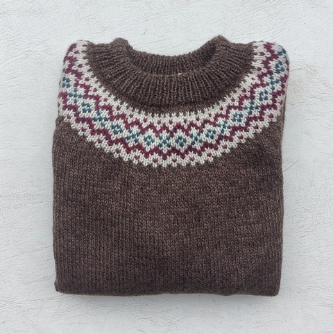 Sweater marrón con guarda bordo