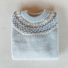 Sweater gris claro con guarda gris y jean