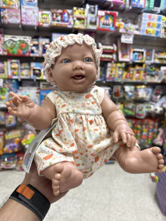Muñeca bebé real con vestido y gorro (art. 115)