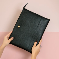 CASE NOTEBOOK TSU M EM COURO PRETO (CAMILA AKEMI) - Camila Akemi - Bolsas e acessórios exclusivos em couro legítimo, com certificado LWG