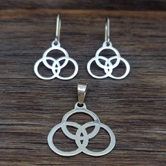 Conjunto Brincos e Pingente de Triquetra na internet