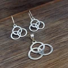 Conjunto Brincos e Pingente de Triquetra - comprar online