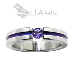 1050. Anillo de compromiso en Titanio canal violeta.