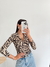 Mujer usando una camiseta chomba de morley con estampado de leopardo