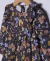 Body vestido confeccionado en gasa de algoón estampado con flores. Diseño con broches metálicos en la entrepierna para facilitar el ingreso, abertura frontal con botones y corte amplio.