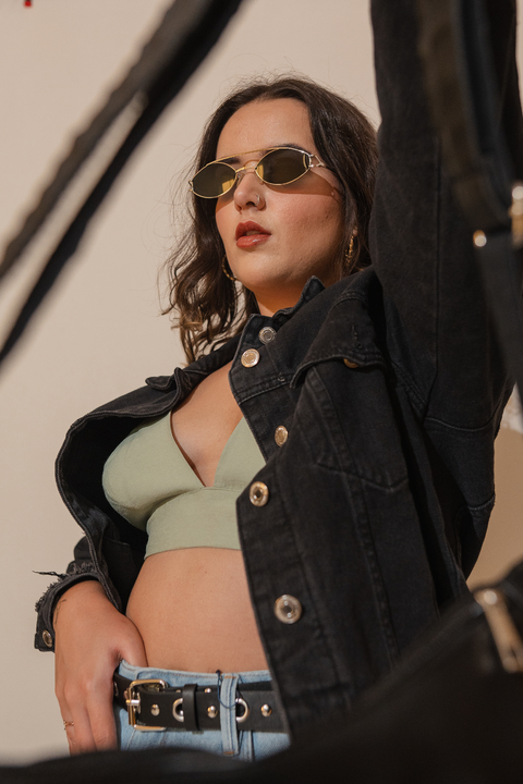 Jaqueta Jeans Feminina Oversized Preta com Rasgos e Bolsos