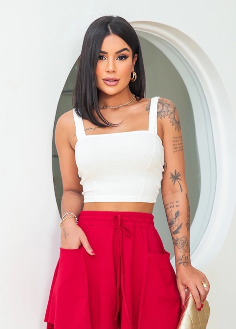 Cropped Off White Malha Canelada – Decote Reto e Alça