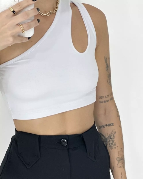 Cropped Branco Ombro Só - Recorte Assimétrico e Ajustado