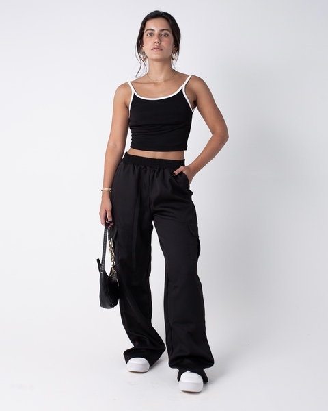 Calça Feminina de Alfaiataria Cargo Preta com Bolsos