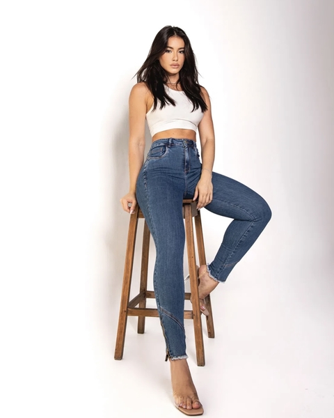 Calça Jeans Skinny Cintura Média com Elastano - Detalhe de Zíper na Barra e Lavagem Média