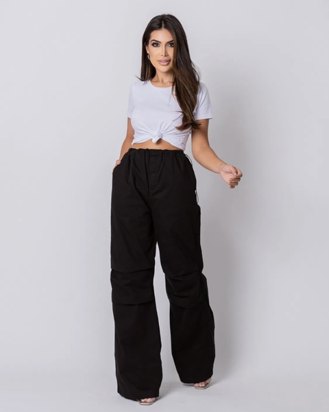 Calça Feminina de Sarja Wide Leg Parachute Preta - Cintura Média e Detalhes Utilitários